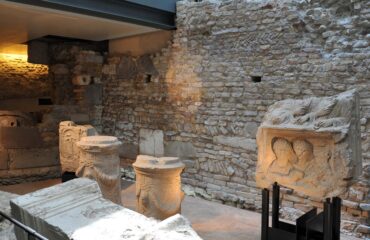 mura-porta-e-strada-romana-2-scaled