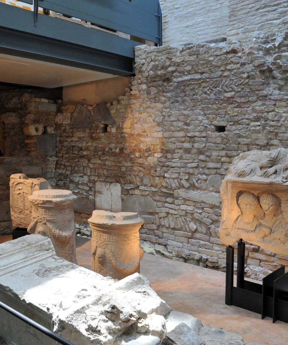 mura-porta-e-strada-romana-2-scaled